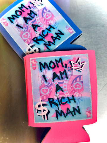 MOM I AM A RICH MAN - Can Koozie